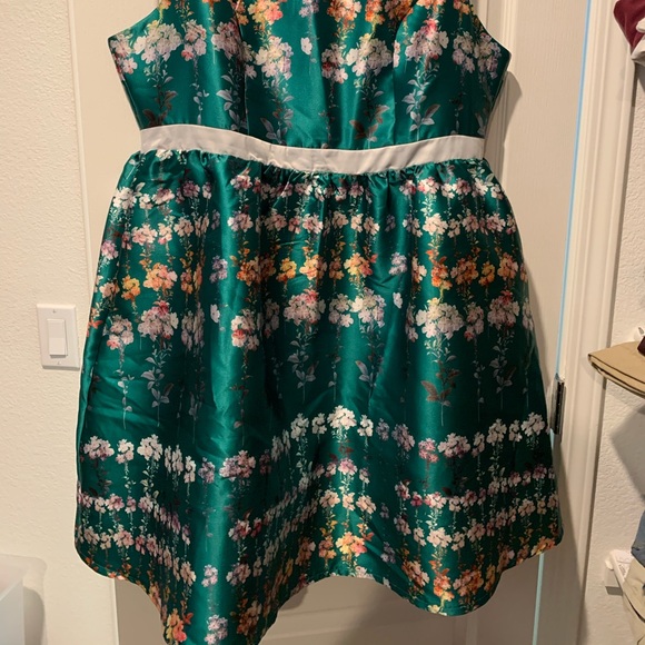 Green and white floral dress NWT - Picture 2 of 6